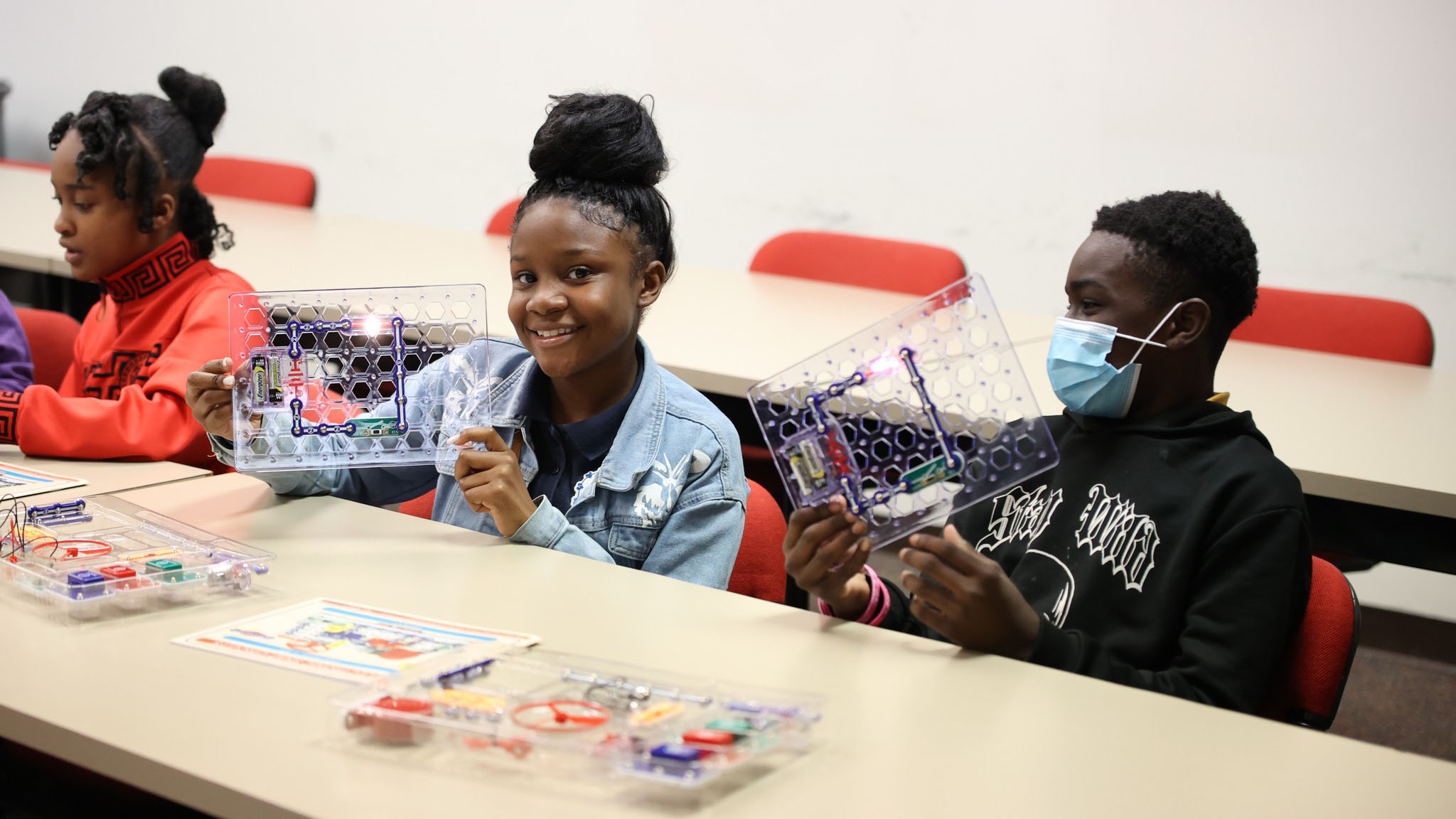 Students build snap circuits at Grand Gulf Nuclear Station