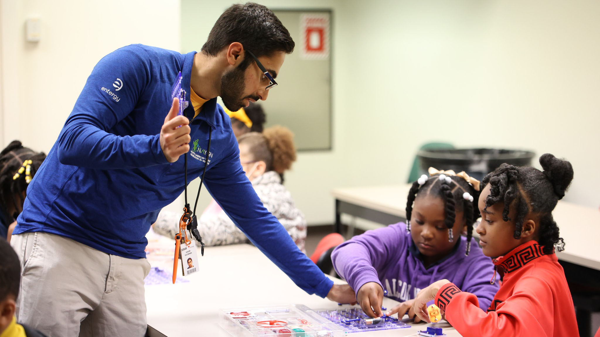 Students build snap circuits at Grand Gulf Nuclear Station