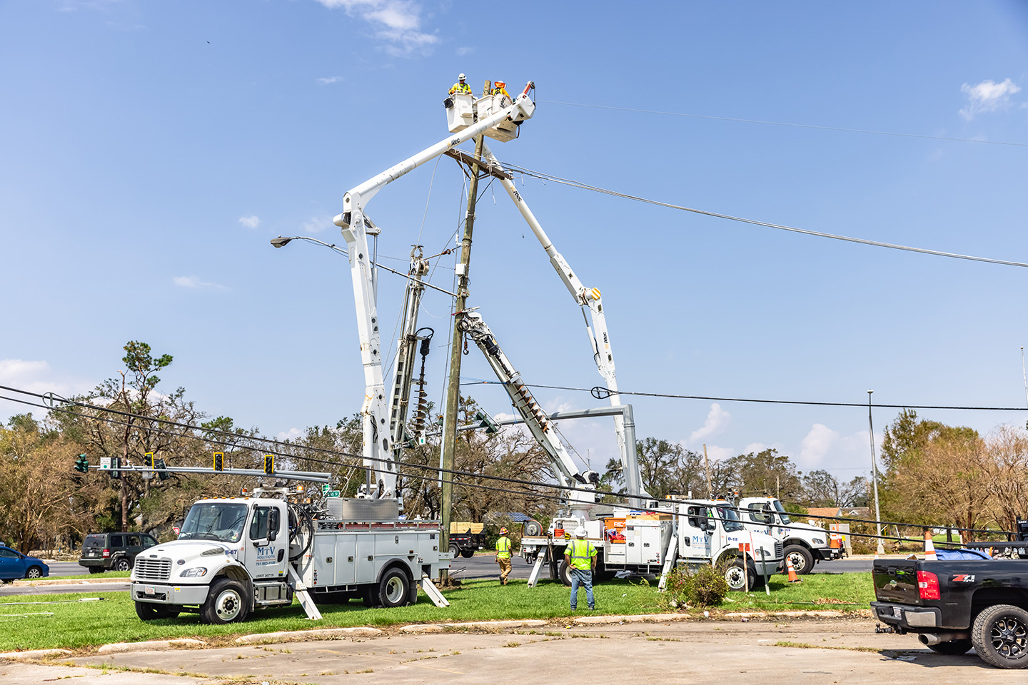 CREW WORKING ON LINES IN OLD HWY 51 IN LAPLACE, LA.