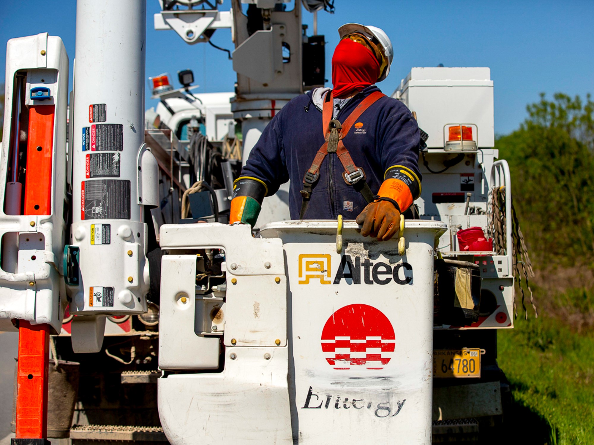 ENTERGY ARKANSAS CREWS RESTORE POWER FOLLOWING 2020 EASTER STORMS