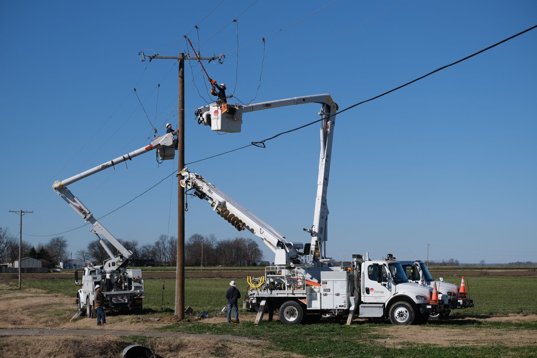 CREWS WORK SUNDAY IN LAKE CITY TO REPAIR DAMAGES CAUSED BY FRIDAY’S TORNADO